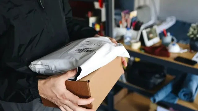 Earning 4,200 yuan a month just by sending and receiving packages, a woman thought she had found her ideal job—but then…